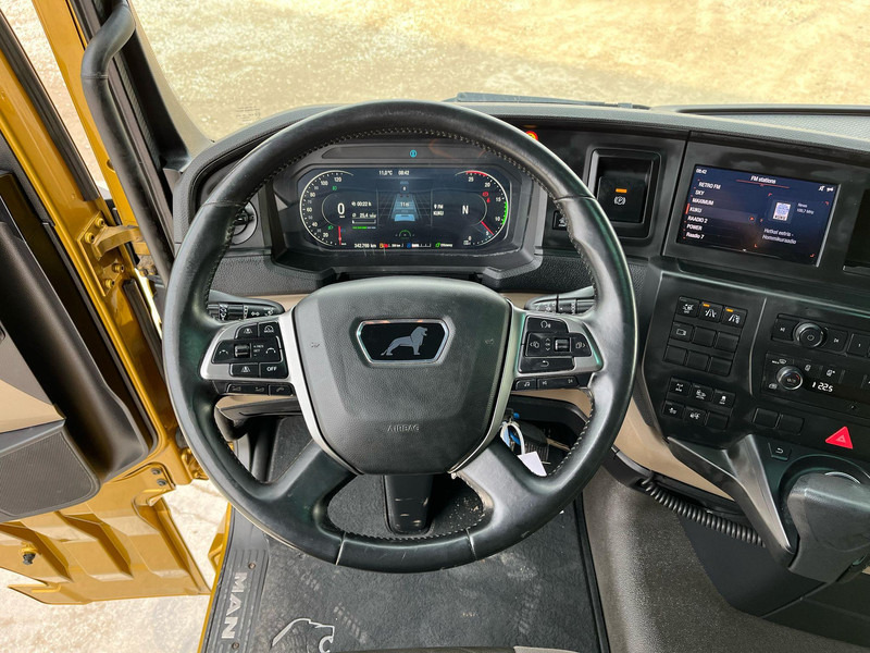 Interior photo 2: Tractor unit MAN TGX 28.510 6x2 TWIN BED GX CAB / INTARDER / DOUBLE BOGIE