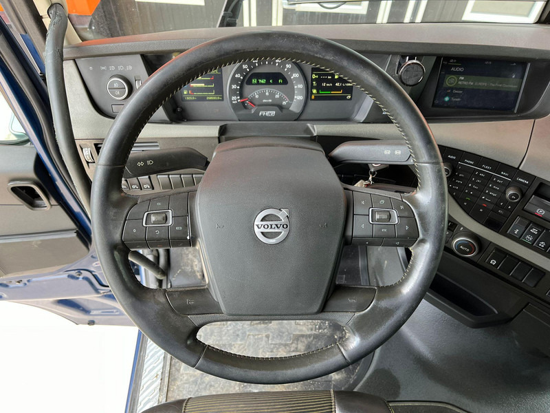 Dropside/ Flatbed truck, Crane truck Volvo FH 16 650 8x2*6 HMF 6020K-RC + JIB / PLATFORM L=6344 mm: picture 17 Dropside/ Flatbed truck, Crane truck Volvo FH 16 650 8x2*6 HMF 6020K-RC + JIB / PLATFORM L=6344 mm: picture 17