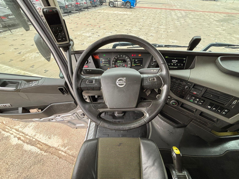 Dropside/ Flatbed truck, Crane truck Volvo FH 16 650 8x4*4 PALFINGER PK 33002 EH / PLATFORM L=6779 mm: picture 17