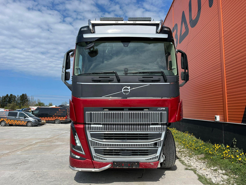 Volvo FH 16 750 8x4/4 DAMAGED ! - Logging truck, Crane truck: picture 3 Volvo FH 16 750 8x4/4 DAMAGED ! - Logging truck, Crane truck: picture 3