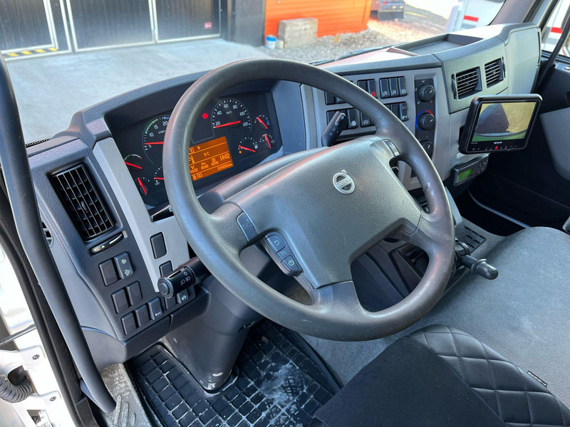 Interior photo 1: Refrigerator truck Volvo FL 280 4x2 V-100MAX / BOX L=9455 mm