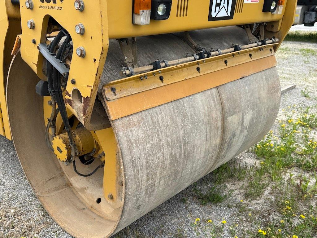 Road roller Caterpillar CD54B: picture 12