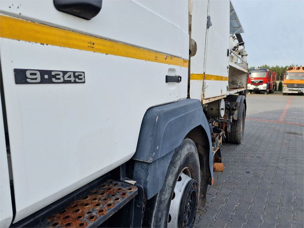 Vacuum truck MAN WUKO MORO KOMBI FOR CHANNEL CLEANING: picture 9