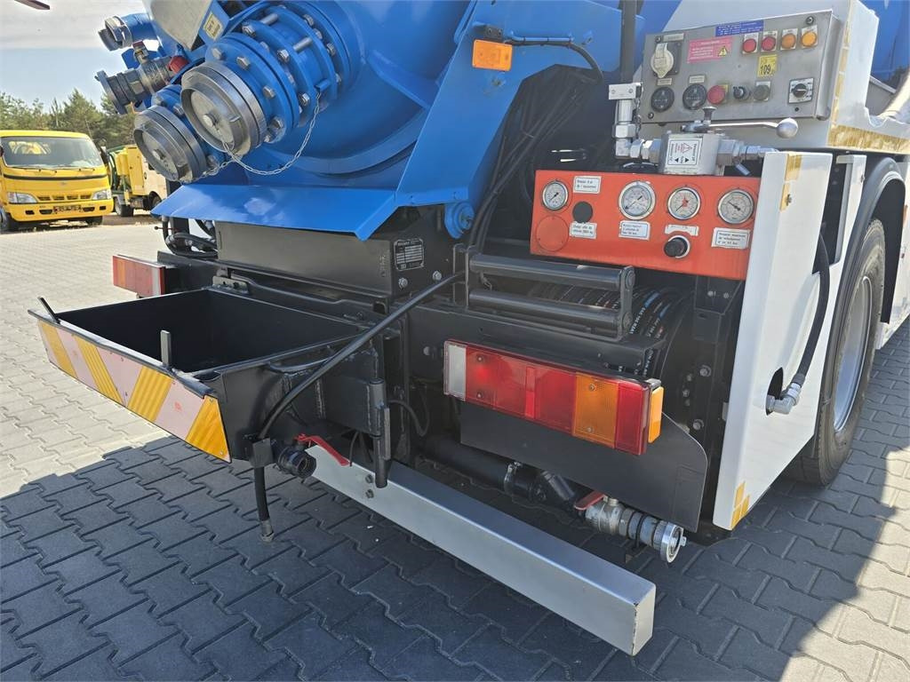 Vacuum truck Renault WUKO RIVARD for collecting liquid waste: picture 18 Vacuum truck Renault WUKO RIVARD for collecting liquid waste: picture 18