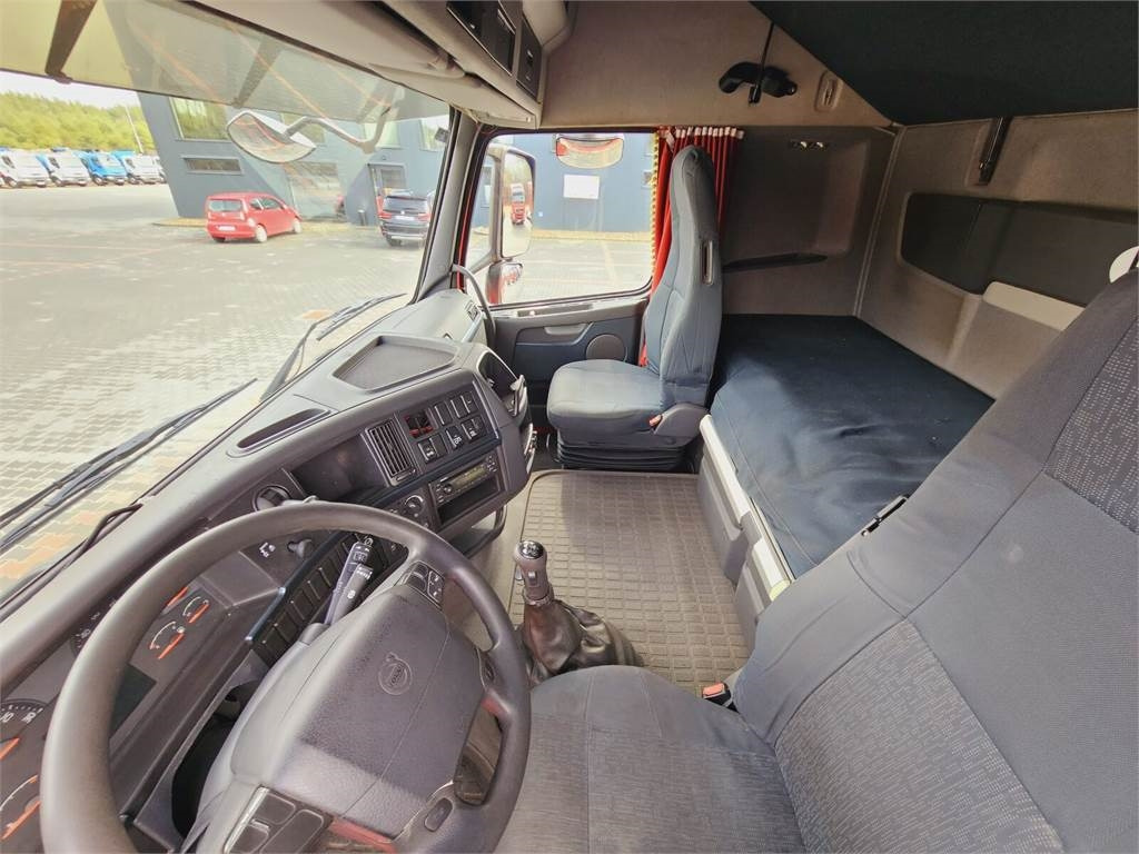 Tractor unit Volvo FH13 XXL NEW TIRES MANUAL 420 EURO 5 2011: picture 21 Tractor unit Volvo FH13 XXL NEW TIRES MANUAL 420 EURO 5 2011: picture 21