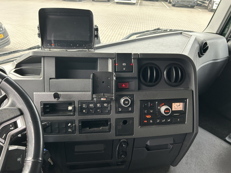 Renault T 380 Comfort / 820 dkm / Curtainside / Loadlift / APK TUV 02-26 - Curtainsider truck: picture 5 Renault T 380 Comfort / 820 dkm / Curtainside / Loadlift / APK TUV 02-26 - Curtainsider truck: picture 5