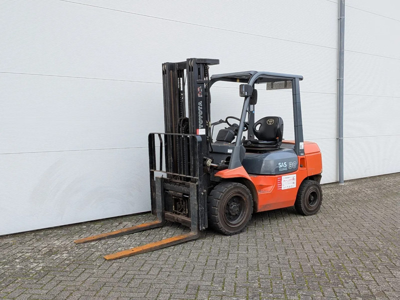 Toyota 002-7FDF30 - Forklift: picture 1 Toyota 002-7FDF30 - Forklift: picture 1
