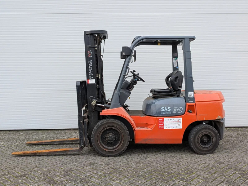 Toyota 002-7FDF30 - Forklift: picture 2 Toyota 002-7FDF30 - Forklift: picture 2