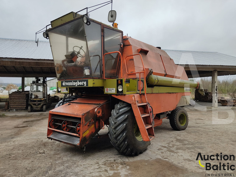 Dronningborg D8000S - Combine harvester: picture 1 Dronningborg D8000S - Combine harvester: picture 1