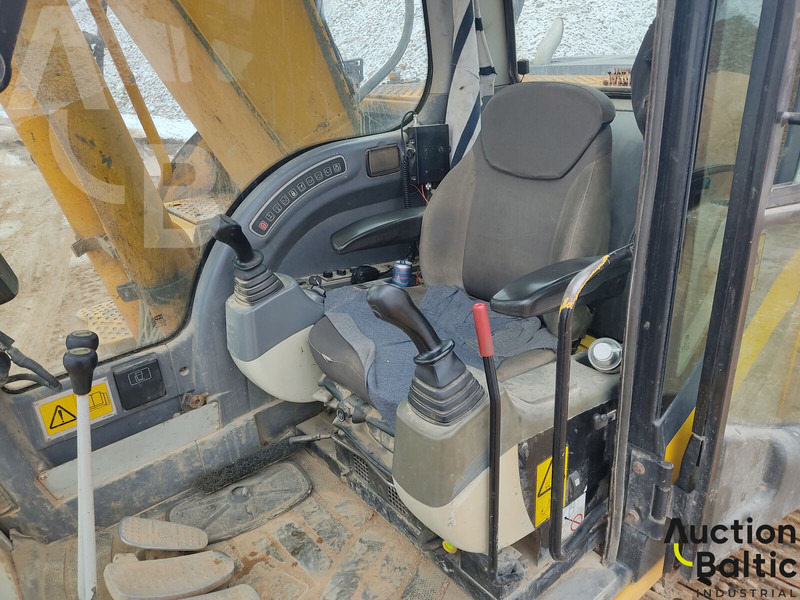Crawler excavator JCB JS 220 LC: picture 6