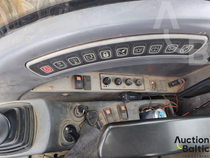 Crawler excavator JCB JS 220 LC: picture 9