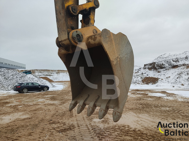 Crawler excavator JCB JS 220 LC: picture 12