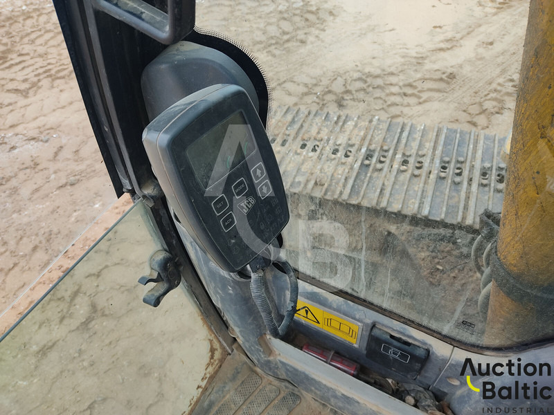 Crawler excavator JCB JS 220 LC: picture 7