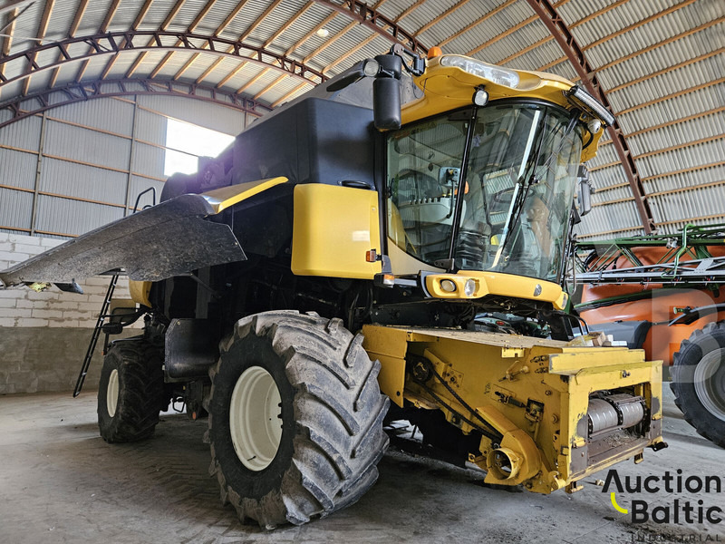 New Holland CR 9080 - Combine harvester: picture 2 New Holland CR 9080 - Combine harvester: picture 2
