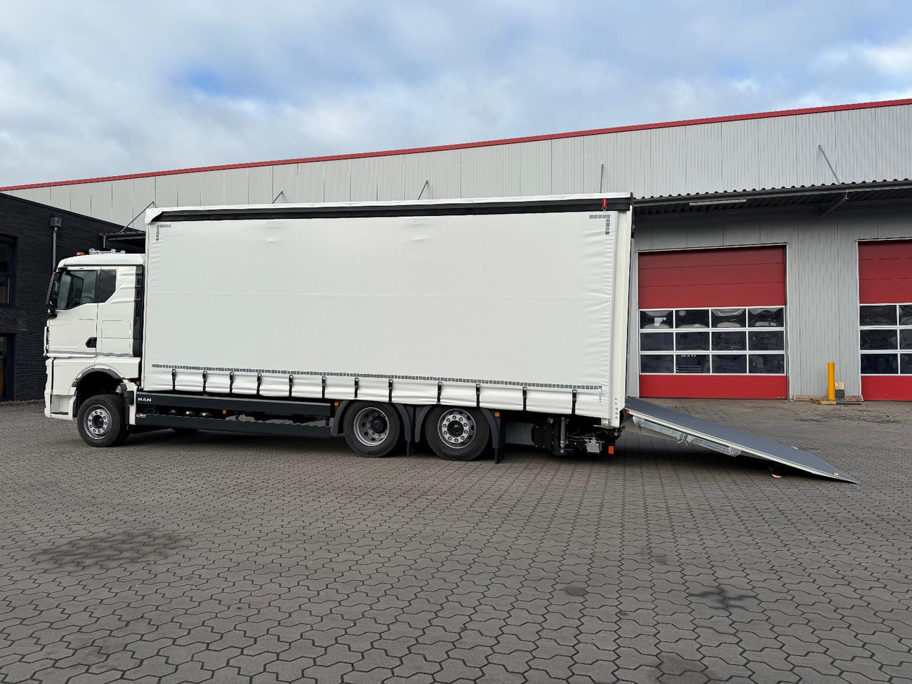 MAN 26.440 6x2 mit Schwerlast-Ladebordwand Rampe - Curtainsider truck: picture 5 MAN 26.440 6x2 mit Schwerlast-Ladebordwand Rampe - Curtainsider truck: picture 5