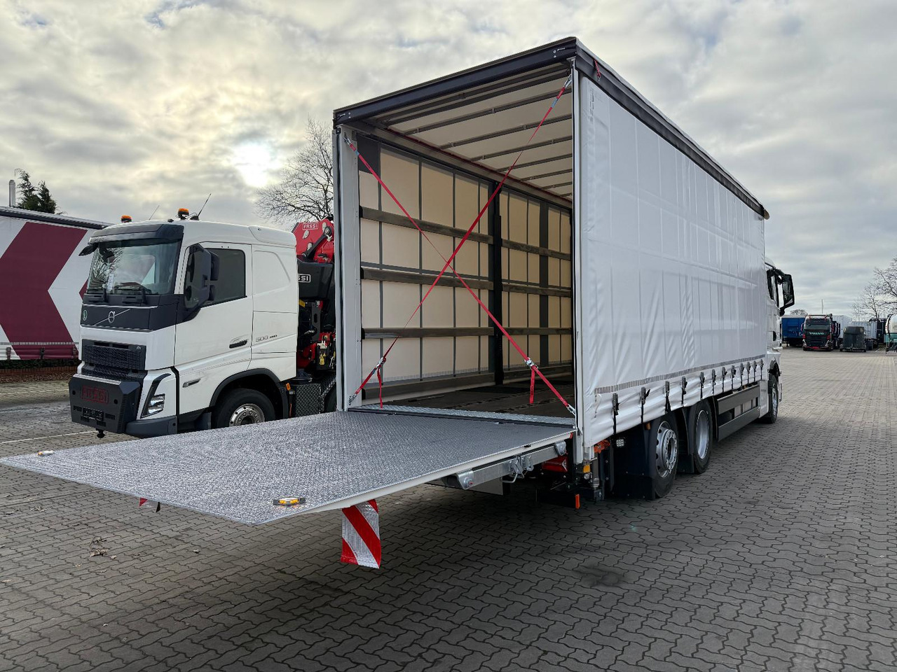 MAN 26.440 6x2 mit Schwerlast-Ladebordwand Rampe - Curtainsider truck: picture 3 MAN 26.440 6x2 mit Schwerlast-Ladebordwand Rampe - Curtainsider truck: picture 3
