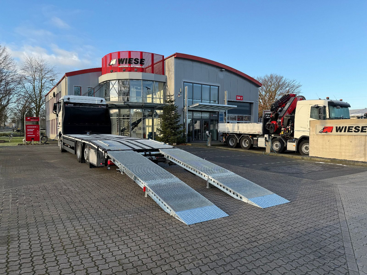 MAN Baumaschinen-  Arbeitsbühnentransporter Rampen - Autotransporter truck: picture 1 MAN Baumaschinen-  Arbeitsbühnentransporter Rampen - Autotransporter truck: picture 1