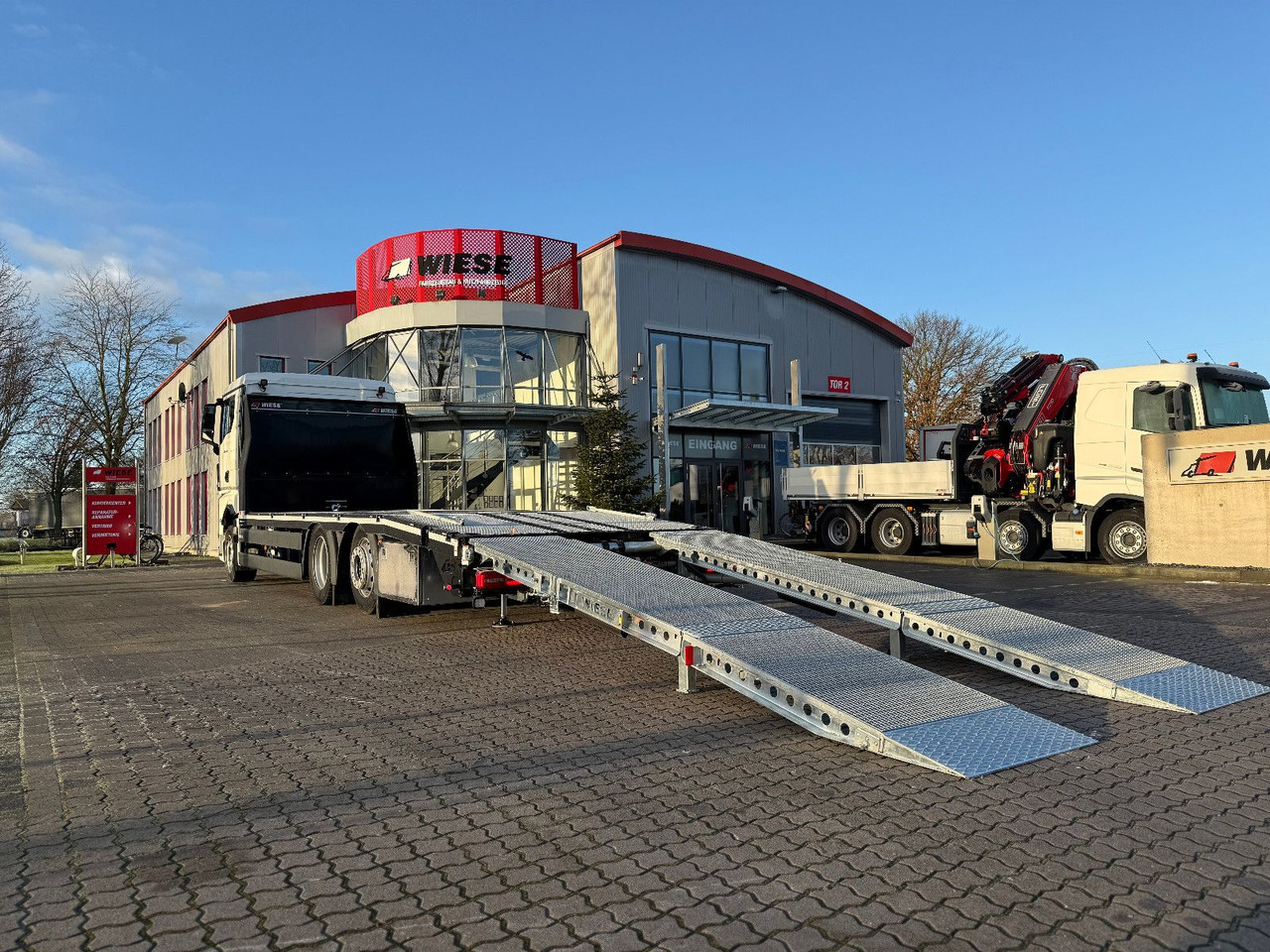 MAN Baumaschinen- Arbeitsbühnentransporter Rampen - Dropside/ Flatbed truck: picture 3 MAN Baumaschinen- Arbeitsbühnentransporter Rampen - Dropside/ Flatbed truck: picture 3