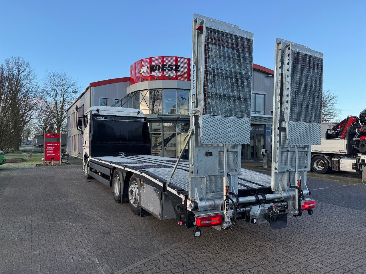 MAN Baumaschinen- Arbeitsbühnentransporter Rampen - Dropside/ Flatbed truck: picture 5 MAN Baumaschinen- Arbeitsbühnentransporter Rampen - Dropside/ Flatbed truck: picture 5