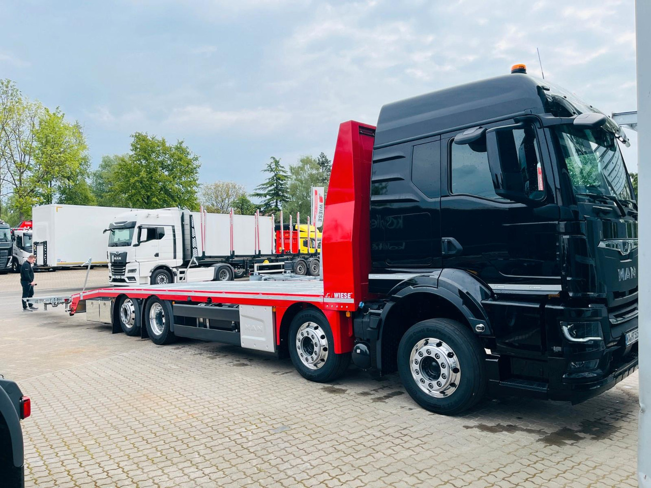 MAN TGS 35.520 Fahrgestell mit Wiese Aufbau - Autotransporter truck, Crane truck: picture 1 MAN TGS 35.520 Fahrgestell mit Wiese Aufbau - Autotransporter truck, Crane truck: picture 1