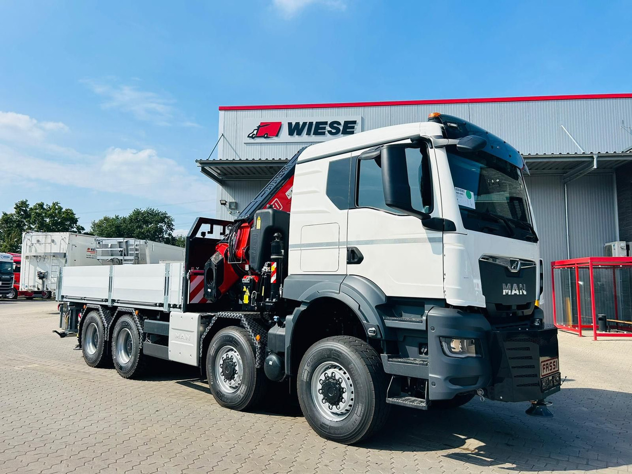 MAN TGS 41.520 8x8 mit Fassi Ladekran F710RA.2.26 - Dropside/ Flatbed truck: picture 4 MAN TGS 41.520 8x8 mit Fassi Ladekran F710RA.2.26 - Dropside/ Flatbed truck: picture 4