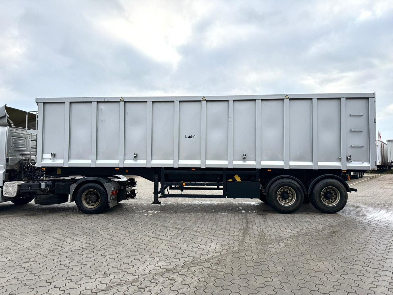 OVA Aluminium Kippmulde 47-50m³ - Tipper semi-trailer: picture 4 OVA Aluminium Kippmulde 47-50m³ - Tipper semi-trailer: picture 4