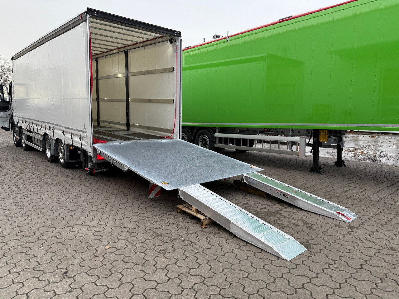 Curtainsider truck Volvo FH 500 Gabelstaplertransporter LBW 9t Dhollandia: picture 12