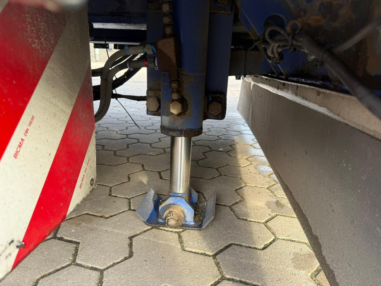 Low loader semi-trailer Wiese 3-Achs Stufen Sattel mit Auffahrrampe 25T: picture 17