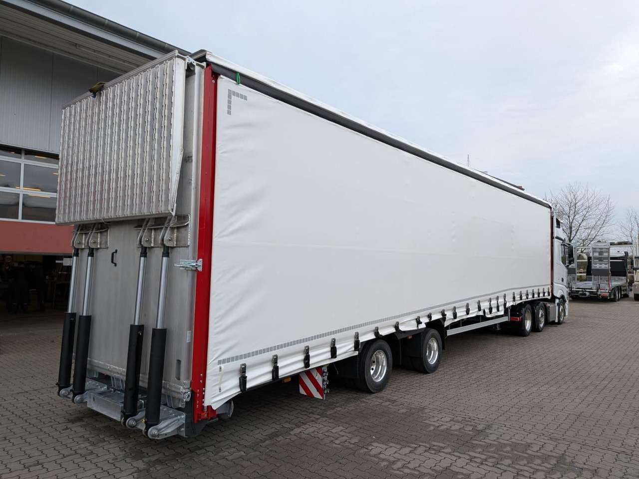 Wiese Gabelstaplertransporter mit Rampe - Low loader semi-trailer: picture 1 Wiese Gabelstaplertransporter mit Rampe - Low loader semi-trailer: picture 1