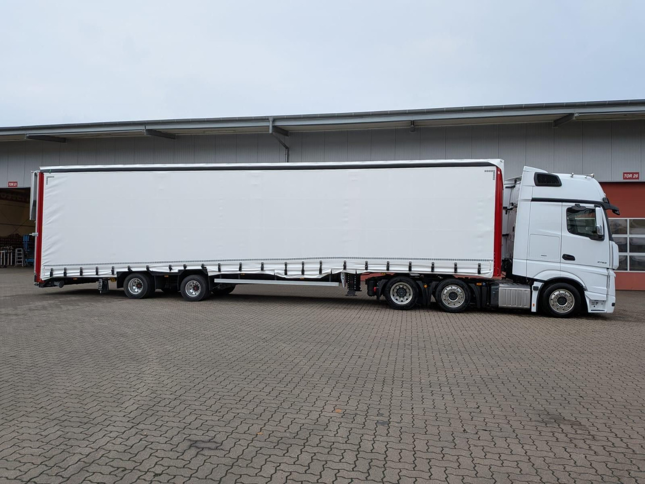 Wiese Gabelstaplertransporter mit Rampe - Curtainsider semi-trailer: picture 1 Wiese Gabelstaplertransporter mit Rampe - Curtainsider semi-trailer: picture 1