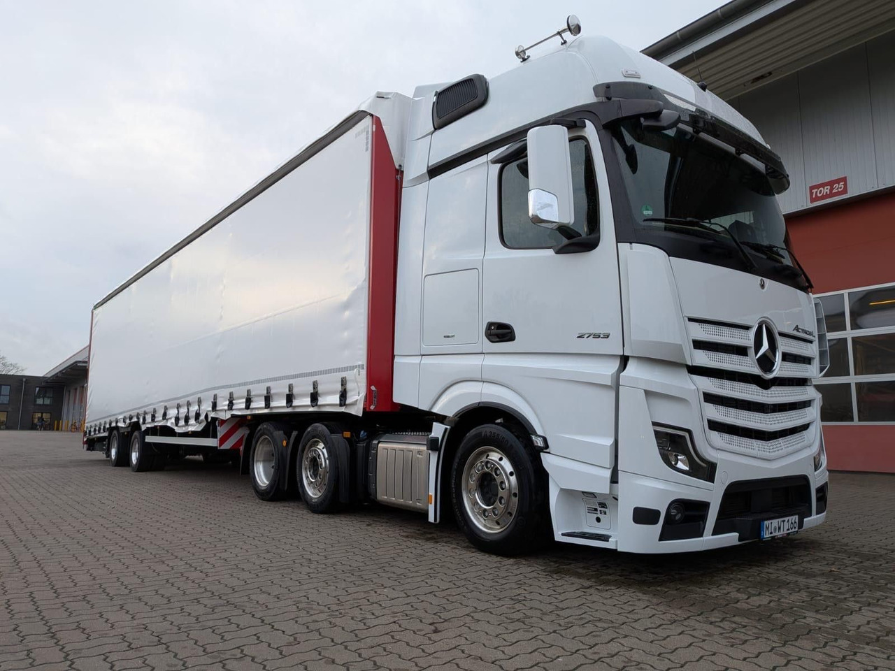 Wiese Gabelstaplertransporter mit Rampe - Curtainsider semi-trailer: picture 3 Wiese Gabelstaplertransporter mit Rampe - Curtainsider semi-trailer: picture 3