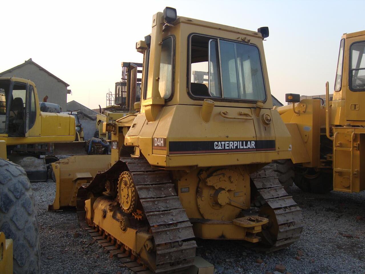 CATERPILLAR D4H - Bulldozer: picture 2 CATERPILLAR D4H - Bulldozer: picture 2