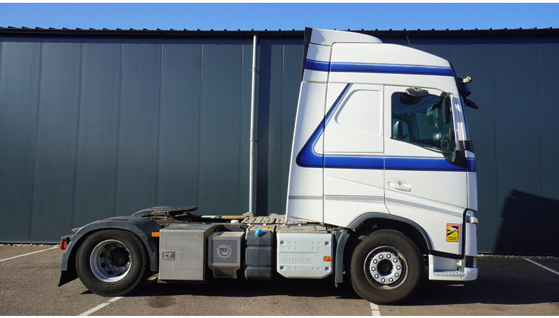 Volvo FH 420 EURO 6 GLOBETROTTER WITH TRS - Tractor unit: picture 2 Volvo FH 420 EURO 6 GLOBETROTTER WITH TRS - Tractor unit: picture 2