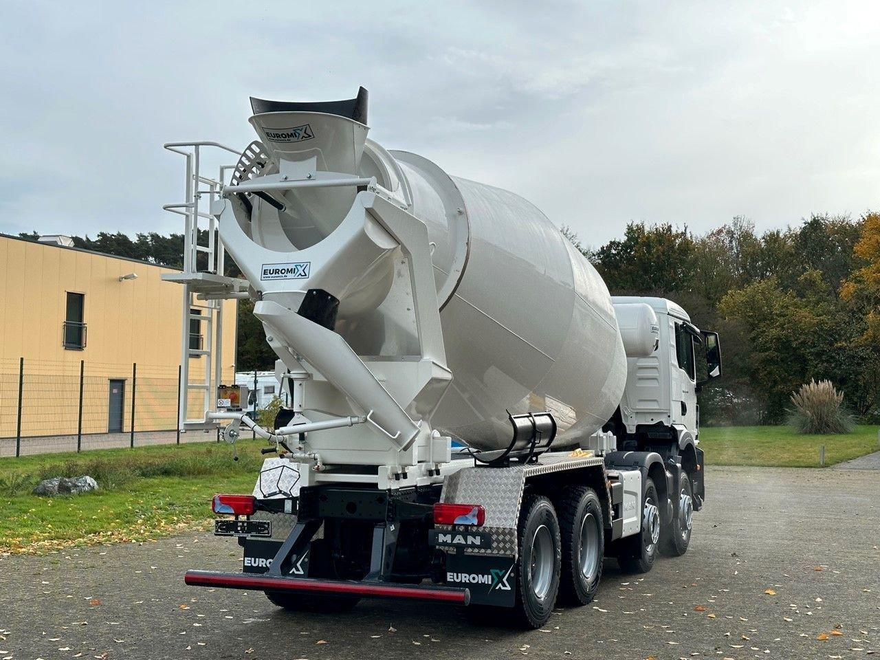 Concrete mixer truck MAN TGS 41.440 8x4 /Euro6e Euromix  EM 10 L: picture 6