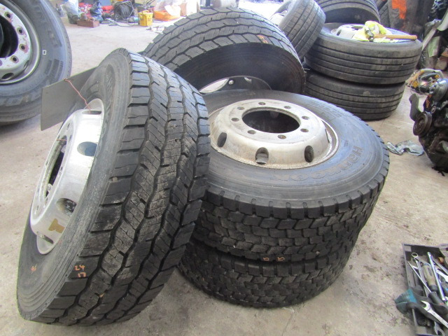 ALCOA ALLOYS (6) 19.5 8 STUD WITH 285/70/19.5 TYRES 4X REAR HANKOOK, 2X FRONT DUNLOP 2017 30mm HOLES ONLY COVERED 5000KM - Tire for Truck: picture 5 ALCOA ALLOYS (6) 19.5 8 STUD WITH 285/70/19.5 TYRES 4X REAR HANKOOK, 2X FRONT DUNLOP 2017 30mm HOLES ONLY COVERED 5000KM - Tire for Truck: picture 5