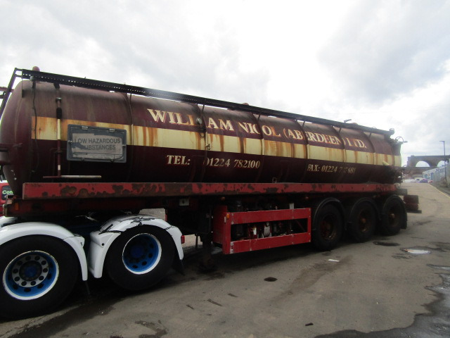 VACUUM TANKER TRAILER TRI AXLE 1996 STEEL TANK FITTED WITH 3CYL PERKINS DONKEY ENGINE - Tank semi-trailer: picture 4 VACUUM TANKER TRAILER TRI AXLE 1996 STEEL TANK FITTED WITH 3CYL PERKINS DONKEY ENGINE - Tank semi-trailer: picture 4