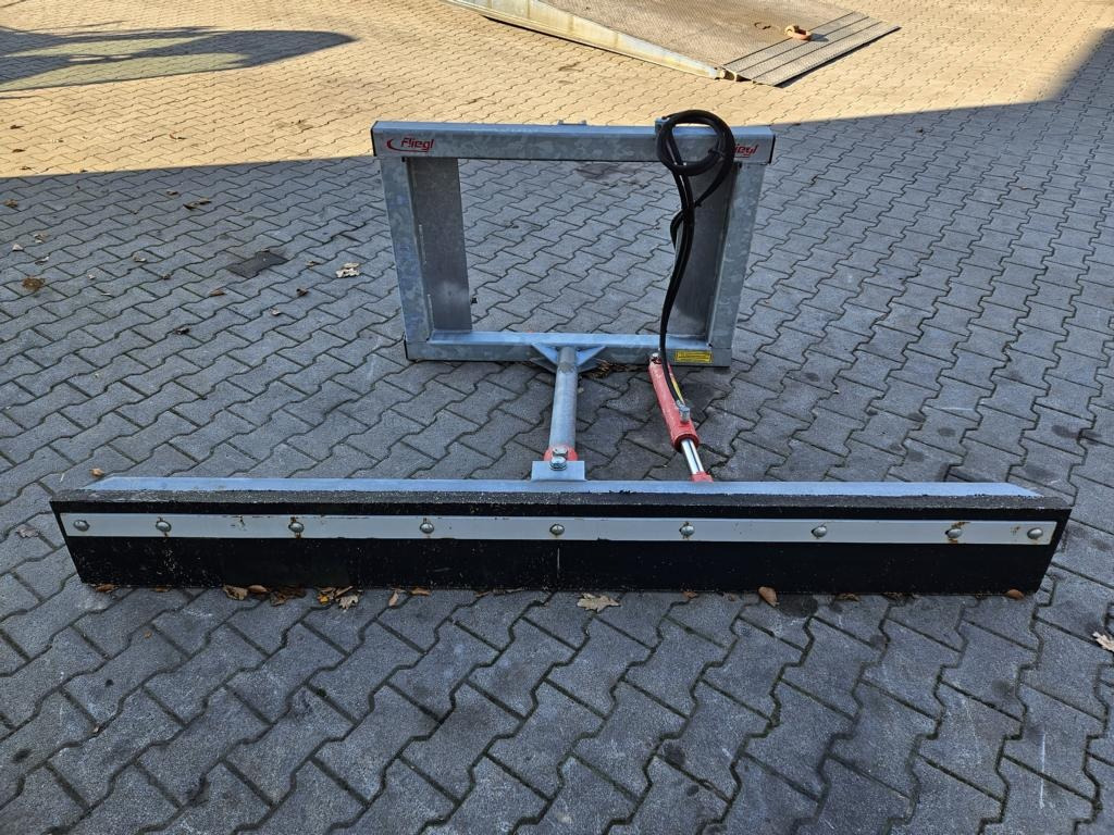 Fliegl Gummi-Schiebeschild - Front loader for tractor: picture 1 Fliegl Gummi-Schiebeschild - Front loader for tractor: picture 1