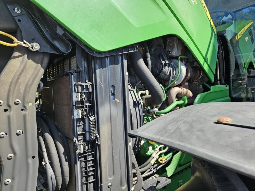 John Deere 6210R - Farm tractor: picture 5 John Deere 6210R - Farm tractor: picture 5