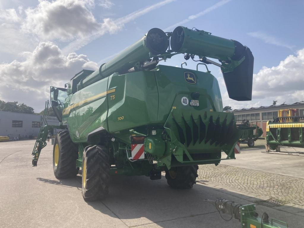 John Deere T5 700 MY25 - Combine harvester: picture 2 John Deere T5 700 MY25 - Combine harvester: picture 2