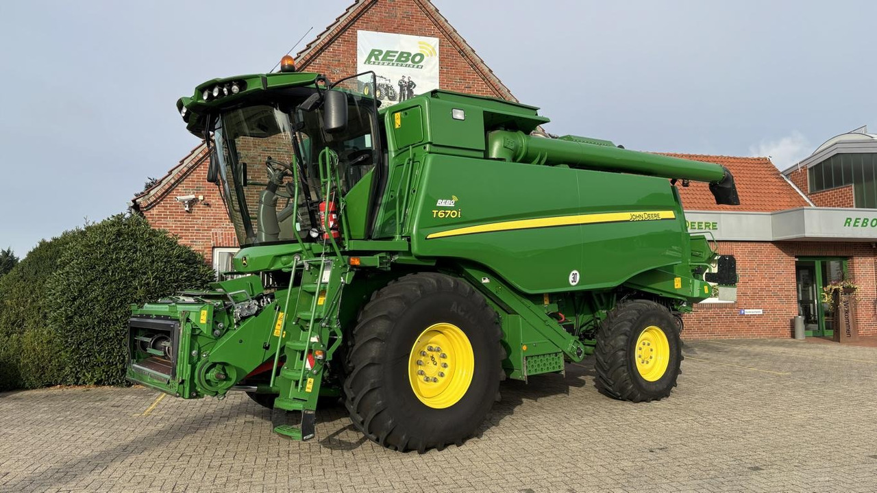 John Deere T660 - Combine harvester: picture 1 John Deere T660 - Combine harvester: picture 1