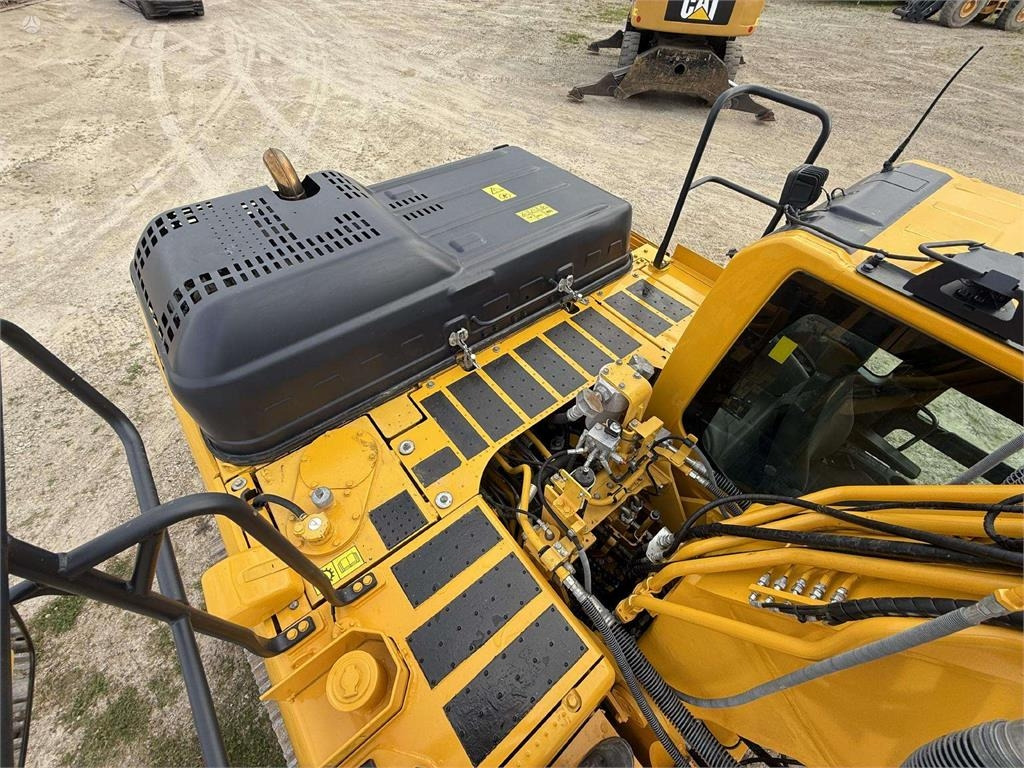 Crawler excavator Komatsu PC 240 LC-11: picture 13