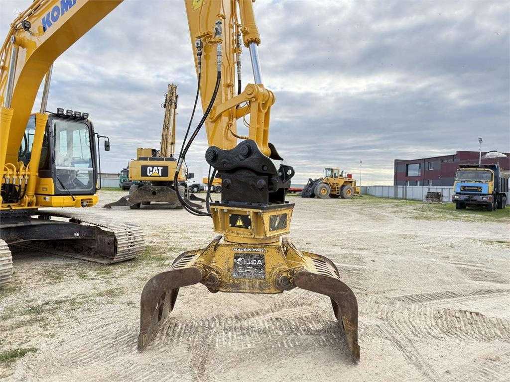Crawler excavator Komatsu PC 240 LC-11: picture 9
