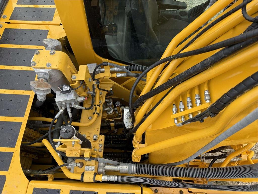Crawler excavator Komatsu PC 240 LC-11: picture 14