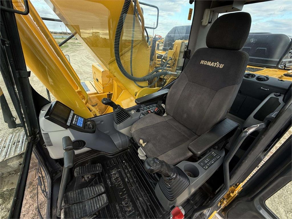 Crawler excavator Komatsu PC 240 LC-11: picture 10