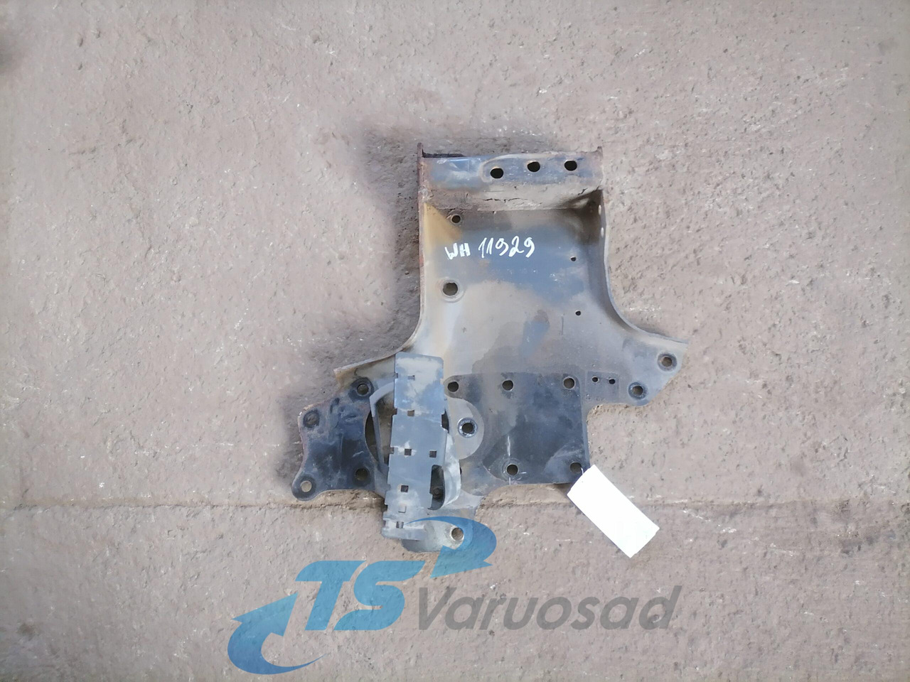 Mercedes-Benz Front bumper carrier A9303100090 - Bumper for Truck: picture 1 Mercedes-Benz Front bumper carrier A9303100090 - Bumper for Truck: picture 1