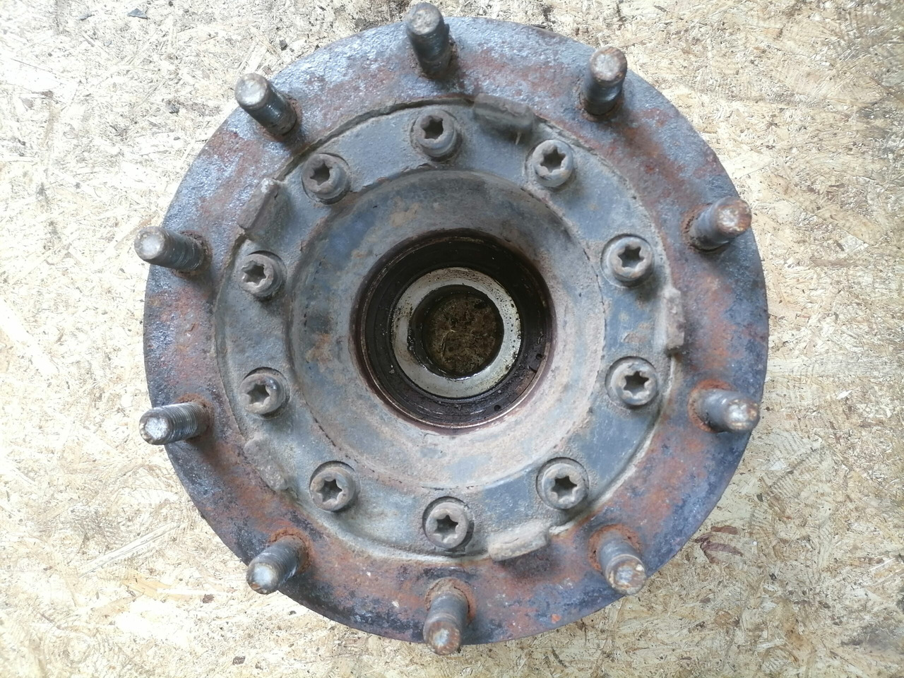 Scania Front hub 1724406 - Wheel hub for Truck: picture 2 Scania Front hub 1724406 - Wheel hub for Truck: picture 2