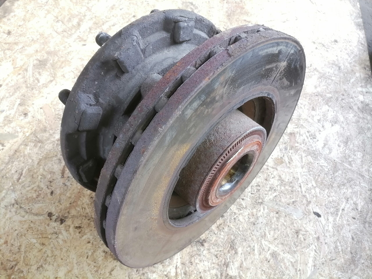 Scania Front hub 1724406 - Wheel hub for Truck: picture 1 Scania Front hub 1724406 - Wheel hub for Truck: picture 1