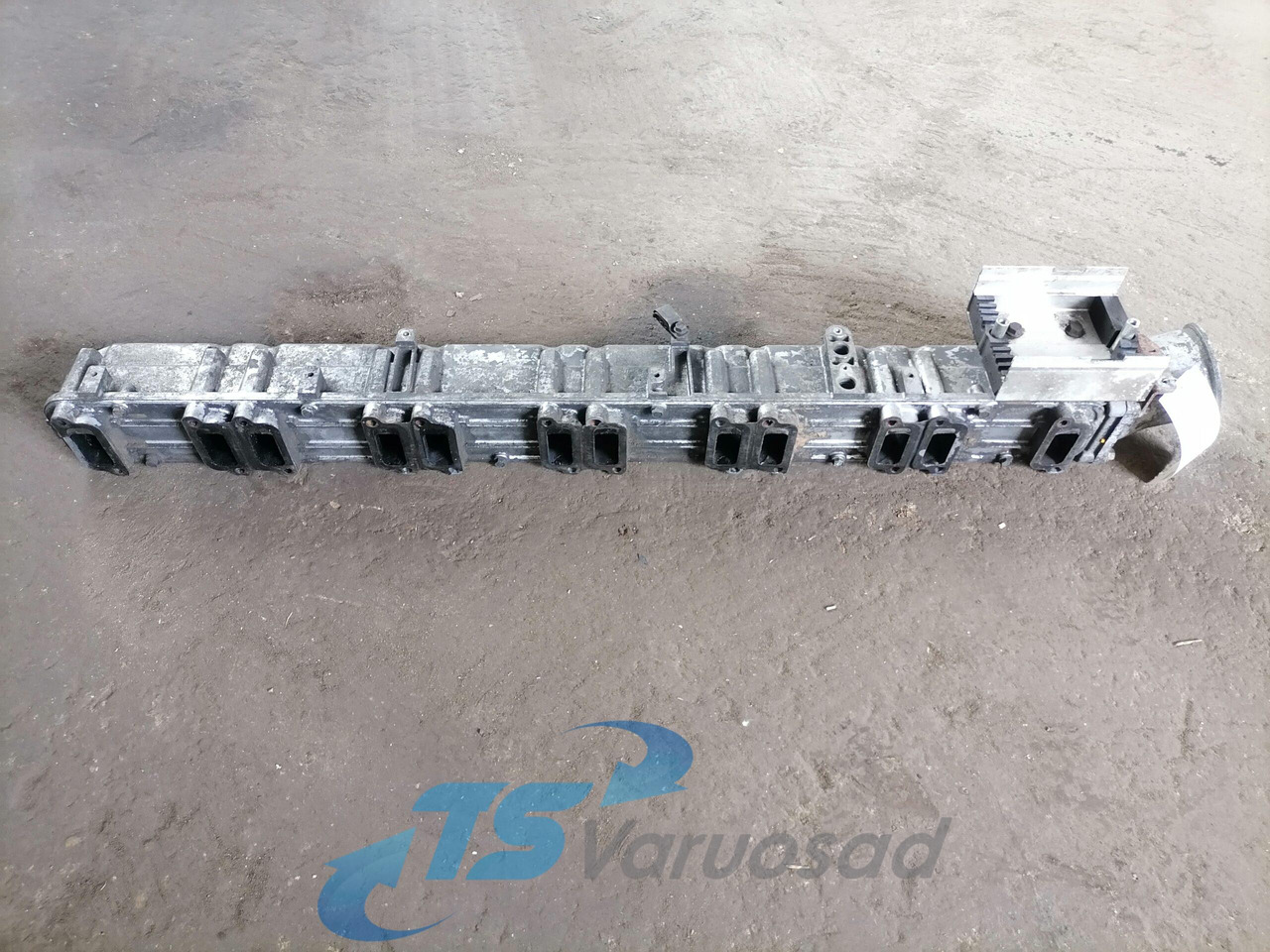 Scania Intake mainfold 1390209 - Intake manifold for Truck: picture 2 Scania Intake mainfold 1390209 - Intake manifold for Truck: picture 2