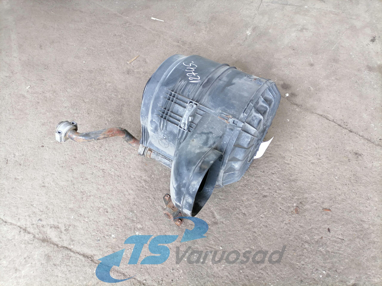Volvo Air filter housing 21115476 - Air intake system for Truck: picture 1 Volvo Air filter housing 21115476 - Air intake system for Truck: picture 1