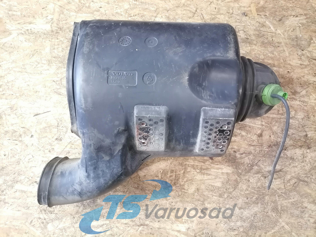 Volvo Air filter housing 3979505 - Air intake system for Truck: picture 2 Volvo Air filter housing 3979505 - Air intake system for Truck: picture 2